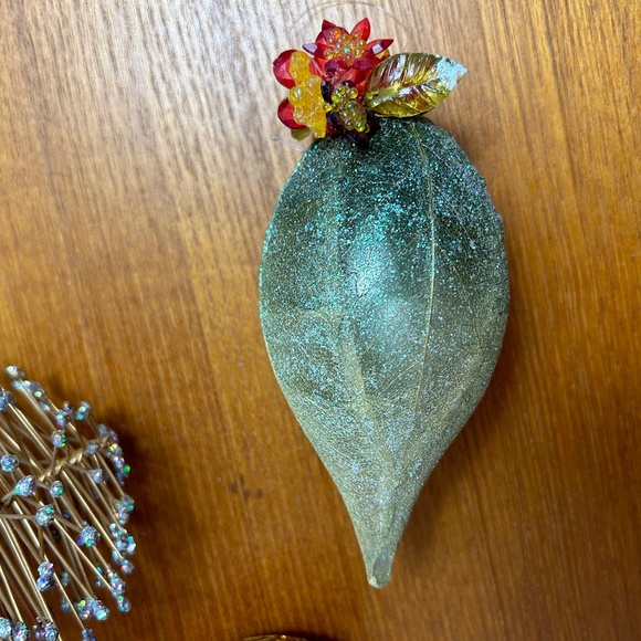 3 Pretty Christmas Ornaments - Picture 4 of 7